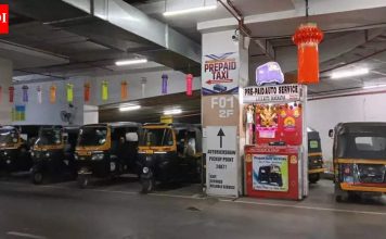 कॅब ऑपरेटर पुणे विमानतळावरून दूरवरच्या स्थळांवर ग्राउंड फ्लायर्सना नेण्यासाठी अतिरिक्त मैल जातात