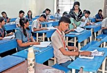 संपूर्ण महाराष्ट्रात एचएससी आणि एसएससी परीक्षांमध्ये कॉपी करण्यास मदत करणाऱ्या शिक्षक, शाळा कर्मचाऱ्यांना बोर्डाने निलंबित केले आहे