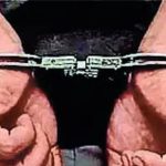 फ्लॅशिंग महिलेच्या आरोपावरून बाउन्सर पकडला