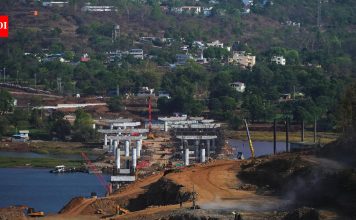 MSRDC ने पुण्याच्या रिंगरोडच्या दोन कंत्राटदारांना धीम्या गतीने केलेल्या कामाचा फटका, नोटिसा बजावल्या